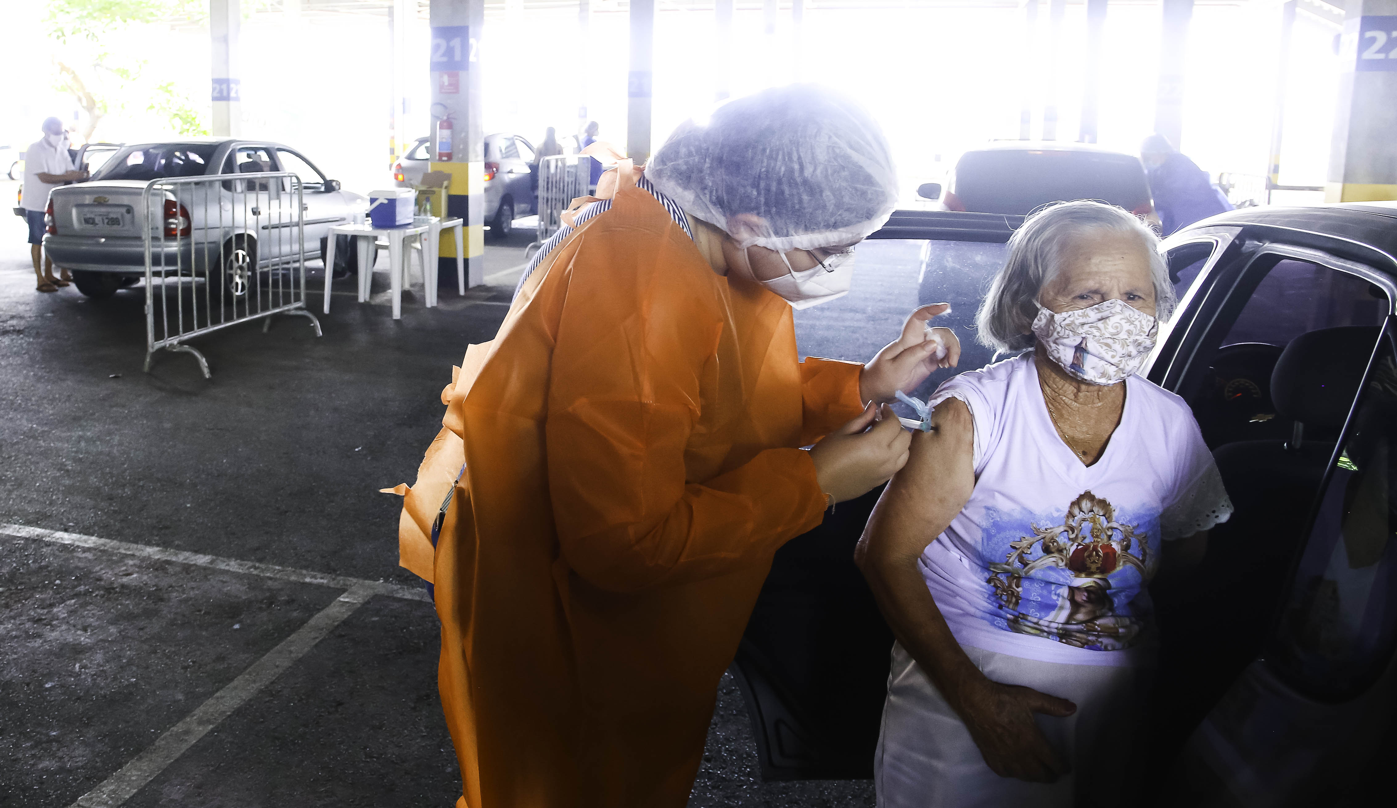 enfermeira vacinando uma senhora